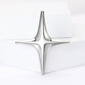 Nuevo Broche Cruzado Estrella Lisa Minimalista, Pin de Estrella de Cuatro Puntas, Accesorio de Ropa para Mujer - Product Image 2