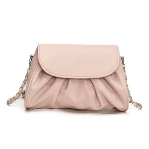 La combinación perfecta de tecnología de plisado y cadena metálica interpreta el encanto de la moda. - Product Image 2