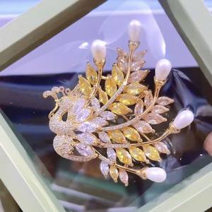 Broche en cuivre et zircon de haute qualité, perle d'eau douce, motif paon, accessoire vestimentaire élégant - Product Image 3