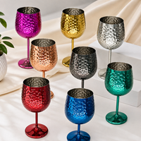 Handgemaakte, op maat gemaakte 18oz 304 roestvrijstalen, enkelwandige, onbreekbare wijnglas met hamerpoint-afwerking voor zakelijke geschenken