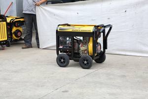 9kw可搬型単相ディーゼル発電機、10インチゴム製4輪とハンドル付き、50/60Hz、JDP1103FE搭載、改修現場向け - Product Image 5