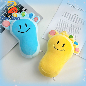 Coussin en peluche doux en forme de pied avec visage souriant mignon, jouet en peluche pour la maison, vente en gros de jouets en peluche en vrac - Product Image 1