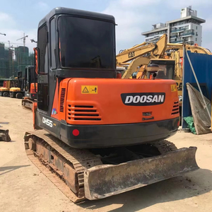 Excavatrice Doosan DH55 d'occasion, modèle 2015, moteur Yanmar, pompe hydraulique Doosan, poids opérationnel de 6 tonnes, fabriquée au Japon, 85% neuve - Product Image 1