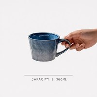 Mug en céramique dégradé avec bord incliné, corps bleu à brun et poignée courbée, 360 ml, pour la cuisine et la table.
