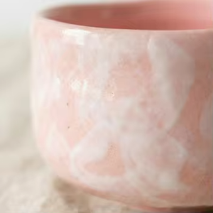 Bol en céramique rose Sakura d'apparence délicate, accessoires pour le thé vert matcha, style japonais - Product Image 4