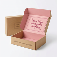 Boîte d'expédition en papier écologique avec logo personnalisé en relief, doublure en mousse, extérieur en kraft, intérieur rose, emballage cadeau pour
