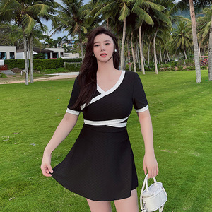 Traje de baño de una pieza Baiya Conservative negro con cuello en V, talla grande para mujer, con ribete en contraste. - Product Image 2