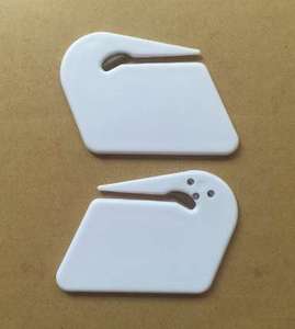 ที่เปิดจดหมายทำจากพลาสติกที่มีตัวอักษร - Product Image 1