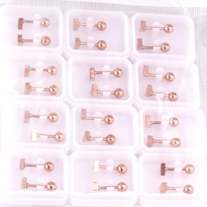 Boucles d'oreilles à vis en acier inoxydable plaqué or rose 18 carats, petites formes géométriques, cœur, étoile, carré, bijoux minimalistes pour femmes - Product Image 3