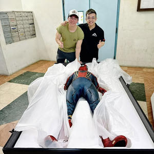 Estatua <span class=keywords><strong>de</strong></span> Spider-Man <span class=keywords><strong>de</strong></span> tamaño real, artesanía <span class=keywords><strong>de</strong></span> resina, personaje <span class=keywords><strong>de</strong></span> <span class=keywords><strong>película</strong></span> invertida, escultura <span class=keywords><strong>de</strong></span> SpiderMan, figura <span class=keywords><strong>de</strong></span> resina <span class=keywords><strong>de</strong></span> fibra <span class=keywords><strong>de</strong></span> vidrio - Product Image 3