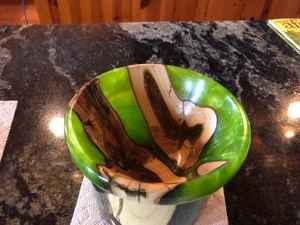 Bol en résine de qualité supérieure, mettant en valeur la texture du bois naturel et le flux artistique de la résine, parfait pour la décoration de table et une utilisation fonctionnelle - Product Image 6