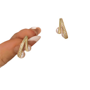 Boucles d'oreilles à clous en perles plaquées or pour femmes, design géométrique, tendance pour les trajets quotidiens, style européen et américain - Product Image 5