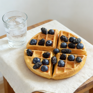 Modelo de Waffle Belga Artificial de Plástico Realista, con Frambuesas y Salsas, para Exhibición en Vitrinas de Cafeterías y Decoración de Alimentos - Product Image 3