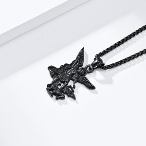 Vintage stil <span class=keywords><strong>St</strong></span> <span class=keywords><strong>Michael</strong></span> <span class=keywords><strong>Archangel</strong></span> titanyum çelik kolye dini vakum elektroliz altın niş kişiselleştirilmiş erkek takı