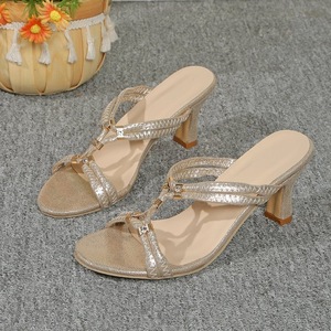 Sandalias de verano con tacón cuadrado y plataforma, con tiras en forma de T, decoradas con pedrería, de tela brillante, para mujer. - Product Image 4