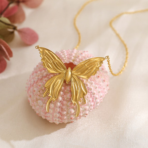 Yf6447 Nouveau collier pendentif en acier inoxydable plaqué or 18 carats en forme de <span class=keywords><strong>papillon</strong></span> tridimensionnel avec zircon rose, ne ternit pas - Product Image 5