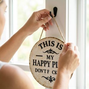 Divertente targa in metallo da giardino, con scritta 'This Is My Happy Place', stile rustico vintage, da appendere per decorare patio, portico e giardino. - Product Image 5