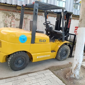 Montacargas Diésel Usado Original de Japón TCM FD50 5T en Excelentes Condiciones con Desplazador Lateral Hidráulico y Accesorios - Product Image 2