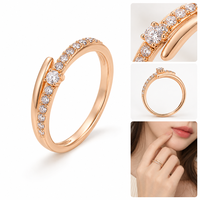 Bague Mosen personnalisée en laiton écologique plaqué or 18 carats, conçue pour les tenues unisexes de mariage et de style chic au quotidien.