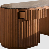 Bureau de direction moderne de 70 pouces avec deux piedestaux cannelés, finition bois foncé, plateau aspect marbre et rangement pour bureau à domicile