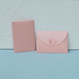 Benutzer definierte A5 A6 A7 Business <span class=keywords><strong>Kraft</strong></span> papier Umschlag Hot Stamp ing Logo Hochzeits geschenk Grußkarten Umschlag mit Herz verschluss - Product Image 6