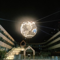 Grande boule intérieure en acier inoxydable, globe du monde, lien infini, sculpture d'un astronaute avec du marbre