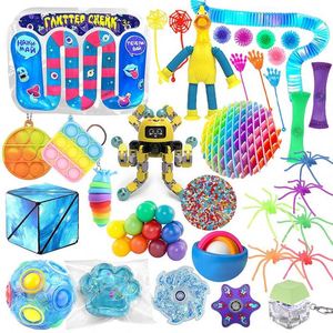 ของเล่นบีบลดความเครียดขนาดเล็ก พวงกุญแจโมจิ ของเล่นบีบรูปกระรอกขนปุยมีตา สำหรับเทศกาลคริสต์มาส - Product Image 3