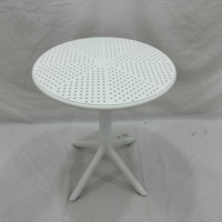 Table d'appoint ronde d'extérieur en plastique avec trous, table de patio légère sur piétement, table de bistrot décorative avec 4 pieds pour balcon et jardin