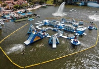Structure aquatique gonflable Sky Rocket : Balançoire géante flottante extrême pour parc aquatique, structure de jeu aquatique à sensations fortes