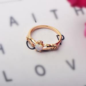 Keltischer Claddagh-Opalring – Herz-Opal & Roségold-Handdesign |   Symbolischer Versprechensschmuck als Großhandelsgeschenke - Product Image 6