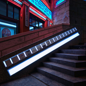 Tira de Luz LED para Bordes de Escaleras de Cine, Luz Suave y Uniforme que Ayuda a los Espectadores a Ver los Escalones Claramente Sin Fatiga Ocular - Product Image 1