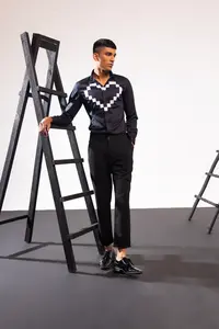 เสื้อเชิ้ตลำลองผ้าฝ้าย100% สีดำแบบสองช่องระบายอากาศได้ดีสำหรับฤดูร้อน - Product Image 3