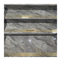 Carreaux de porcelaine personnalisés pour escaliers, couleur grise, carreaux de marbre en porcelaine brillante blanc Carrara pour escaliers, fabriqués en Chine