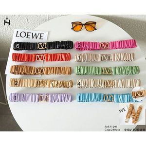 Cintura elastica in PU con logo a lettera V, cintura da donna alla moda, cintura elastica multicolore per abbigliamento casual - Product Image 1