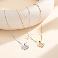 Collier pendentif cœur en gros en acier inoxydable plaqué or 18 carats avec breloque cœur en perle de coquillage pour femme