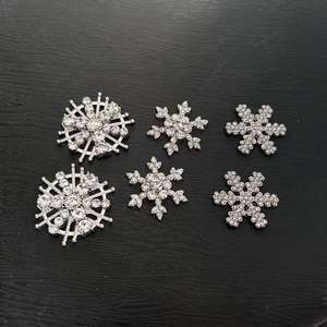 Dijes de Cristal con Incrustaciones de Metal Plateado en Forma de Copo de Nieve, Diseño de Lujo, para Decorar Fundas de Teléfono - Product Image 1