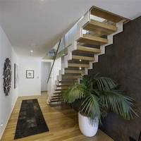 Escalier droit industriel style loft avec poutre métallique en zigzag, poutre en acier noir mat et marches en bois massif pour maison à plan ouvert