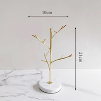 Organisateur de bijoux en fil métallique moderne, supports pour colliers, bracelets et boucles d'oreilles avec bases rondes en marbre blanc