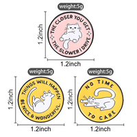 Spilla in smalto con citazioni di gatti divertenti e simpatiche: Non c'è tempo per preoccuparsi, le cose succederanno, sii gentile, splendida spilla, distintivo per giacca, camicia, gioiello, regalo
