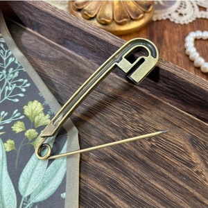 ヴィンテージスタイルラージピンイングリッシュレターブローチセーターショールボタンピンコットンリネンカーディガンボタンパーソナリティブローチ - Product Image 6