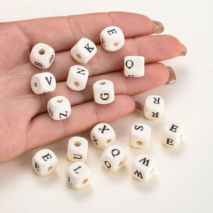 Perles carrées en bois d'érable imprimées avec lettres, 10x10mm, accessoires de bijoux DIY pour bracelets, colliers, artisanat pour enfants - Product Image 4