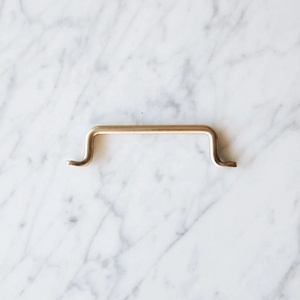 Poignée de meuble en laiton droite avec fixation inclinée pour armoires de cuisine, tiroirs, commodes et penderies - Product Image 2