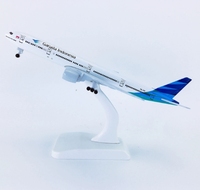 Plusieurs ornements décoratifs Boeing 777-300 (18cm 1/400) de vente à chaud