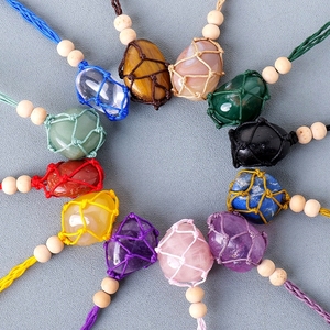 Pendentif en pierre roulée de cristal naturel, sac filet, collier de style ethnique violet, chaîne de pull en corde tressée à la main - Product Image 1