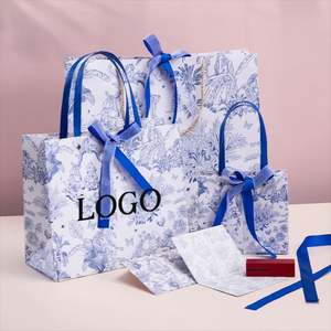 Bolsas de Regalo Plegables de Papel Kraft/Cartón con Asas Modernas de Cinta KM, Color y Tamaño Personalizados, Impresión Flexográfica de 8 Colores para Ropa - Product Image 3