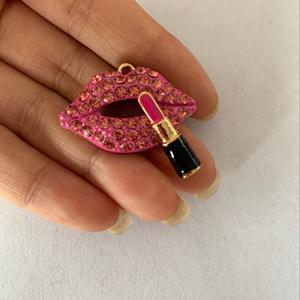 هدية عيد الحب: قلادة على شكل فم مزينة بالأحجار الكريمة والراين بتصميم عاطفي - Product Image 6