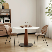 Table à manger minimaliste en pierre ronde de petite taille, avec colonne en bois cannelé et base ronde en métal mat, pour l'intérieur et les loisirs