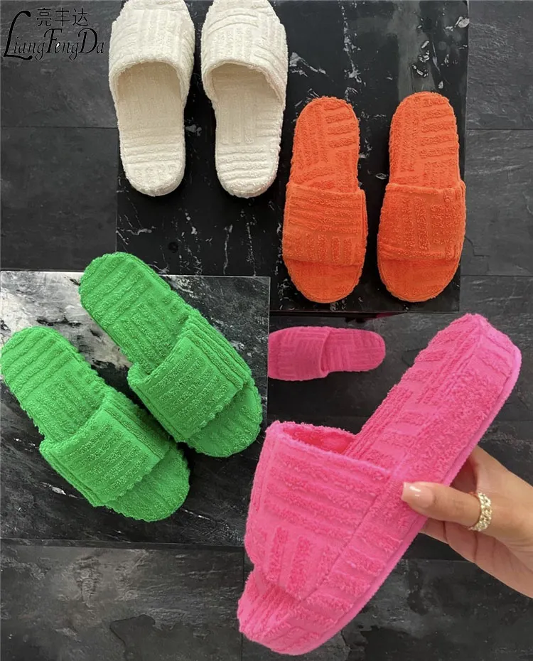 Sandalias de piel sintética con logotipo de cliente OEM para mujer, zapatillas suaves y cálidas para exteriores, zapatillas de lujo para mujer