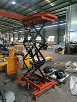 Chariot élévateur à ciseaux hydraulique avec une hauteur de levage jusqu'à 2 m et une capacité de charge de 1500 kg
