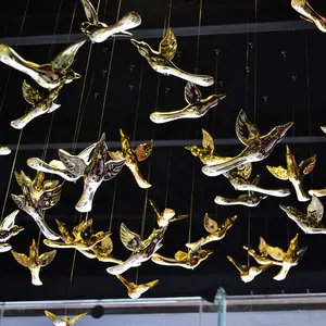 होटल की लॉबी में आकाश में लटकते पक्षी
